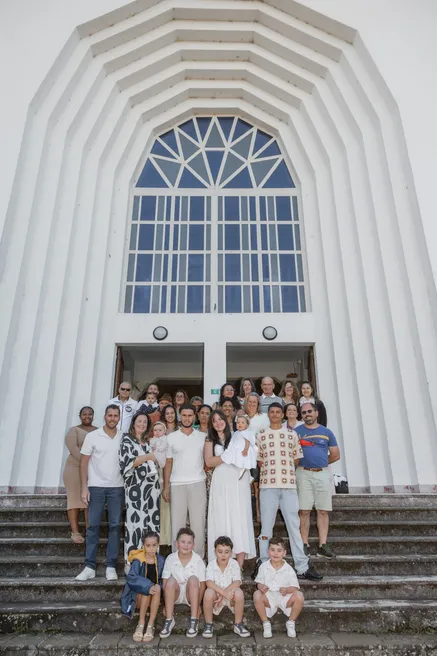 La famille réunie sur les marches, devant la haute façade blanche d’une église