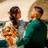 Les mariés le jour de leur mariage, bouquet à la main