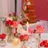 Roses rouges et bougies sur la table du mariage