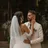 Un couple enlacé, le voile de la mariée dans la lumière