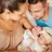 Des parents avec leurs jumeaux nouveau-nés
