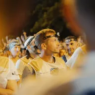 Coureurs de trail, lampes frontales allumées, dans la nuit