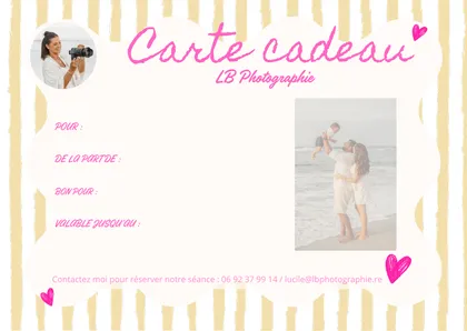La carte cadeau LB Photographie, à rayures jaunes, avec une famille sur la plage, l’enfant porté à bout de bras, et les lignes à remplir