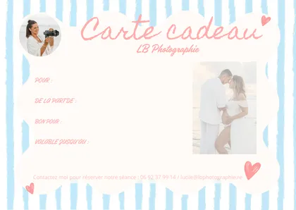 La carte cadeau LB Photographie, à rayures bleu ciel, avec un couple enlacé sur la plage et les lignes à remplir