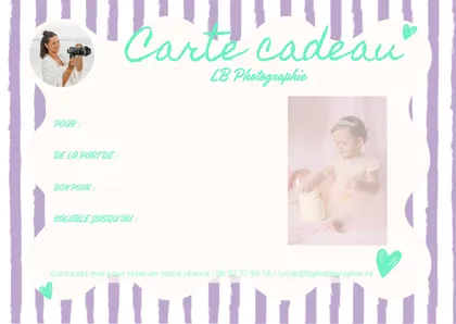 La carte cadeau LB Photographie, à rayures violettes, avec une petite fille devant son gâteau d’anniversaire et les lignes à remplir