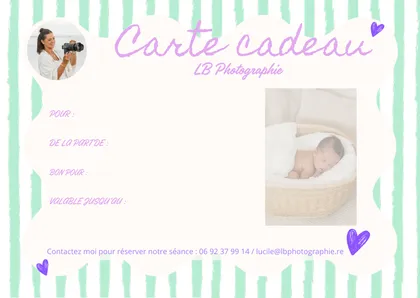 La carte cadeau LB Photographie, à rayures vertes, avec un nouveau-né endormi dans un panier et les lignes à remplir